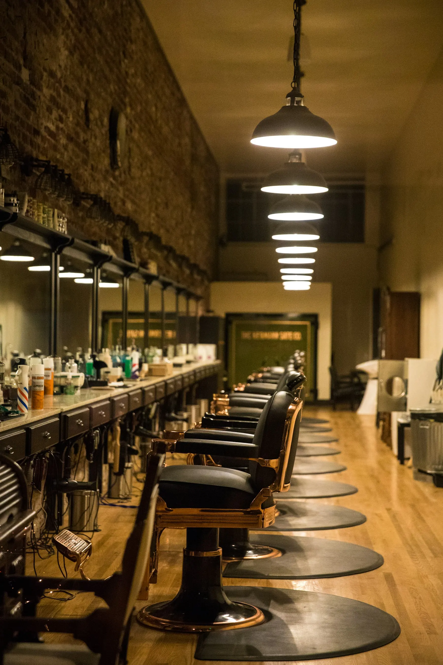 Sillas de barbero alineadas en el interior de la barbería