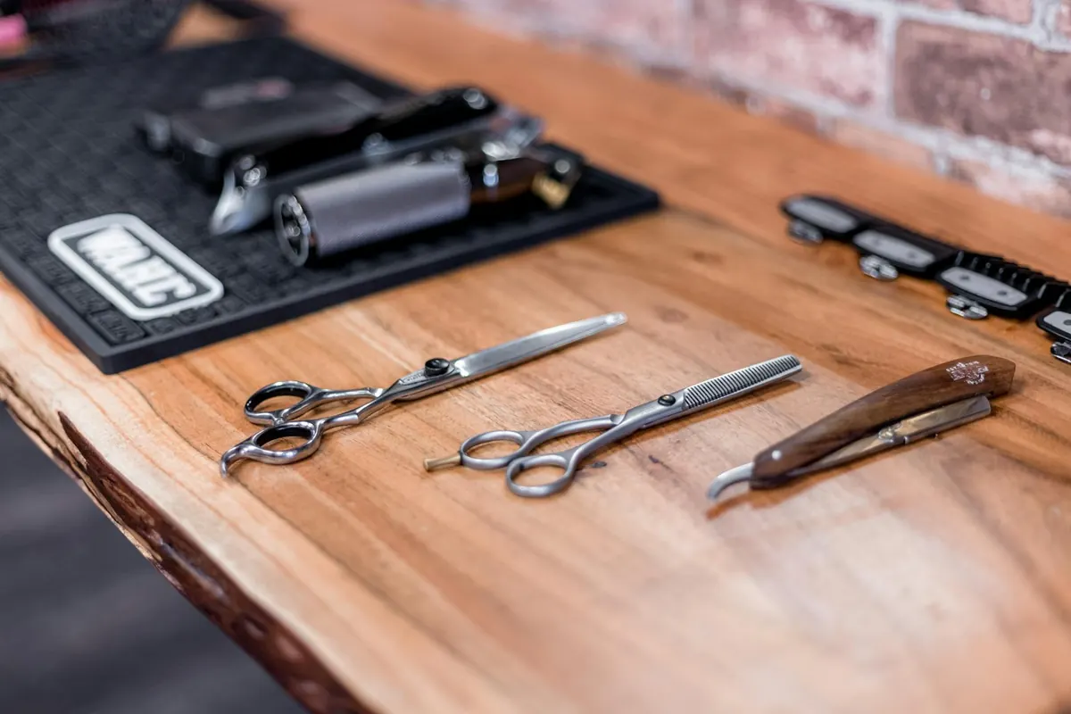 Tijeras y herramientas de barbería esterilizadas